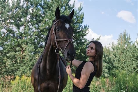 follada con caballos|Hermosa jovencita follada en la naturaleza por un caballo.